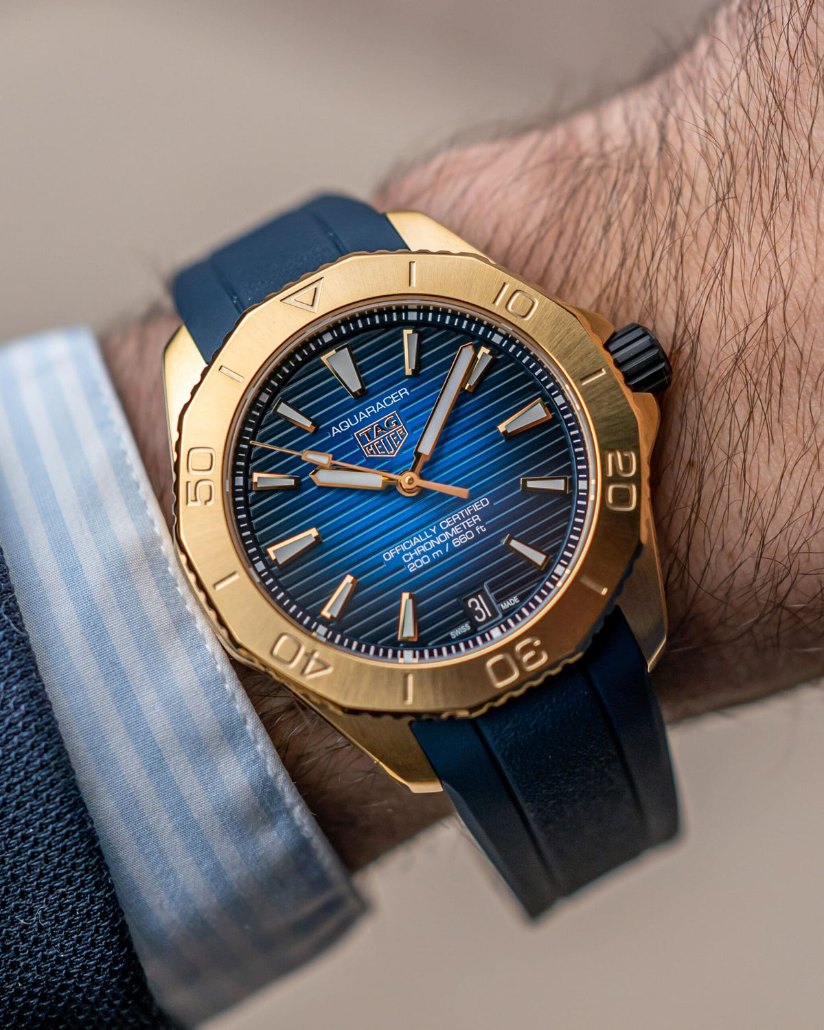 Hands-on: TAG Heuer lanserar nya Carreror och Aquaracer i guld