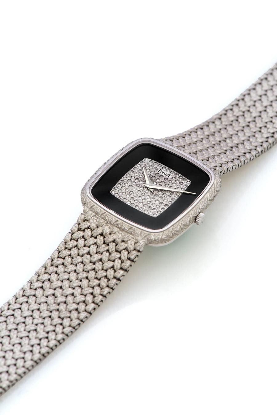 Med onyx och diamanter i vitt guld och ”vävt” armband i vitt guld (foto Antiquorum)