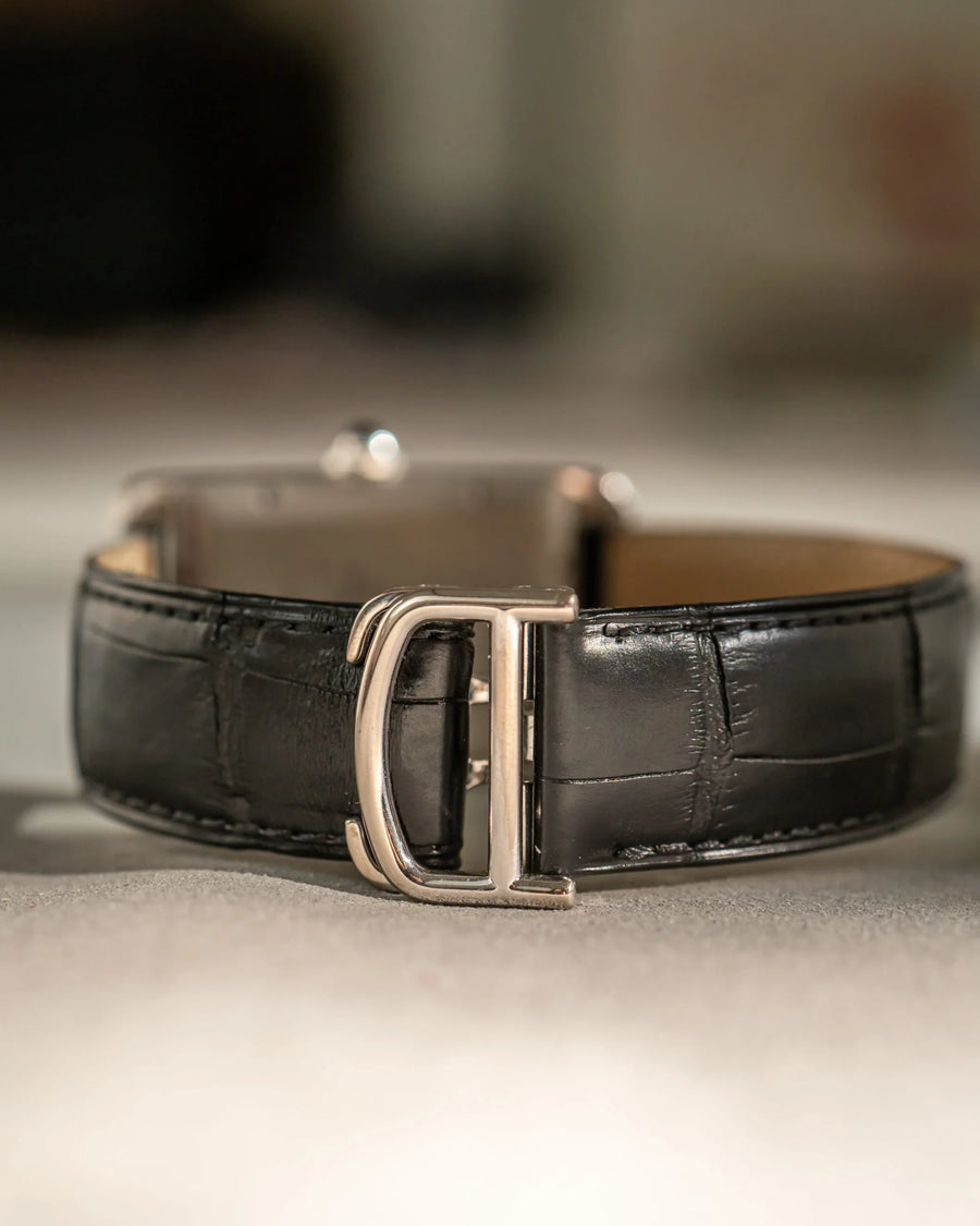cartier tank americaine vitguld grå tavla läderband och spänne detalj