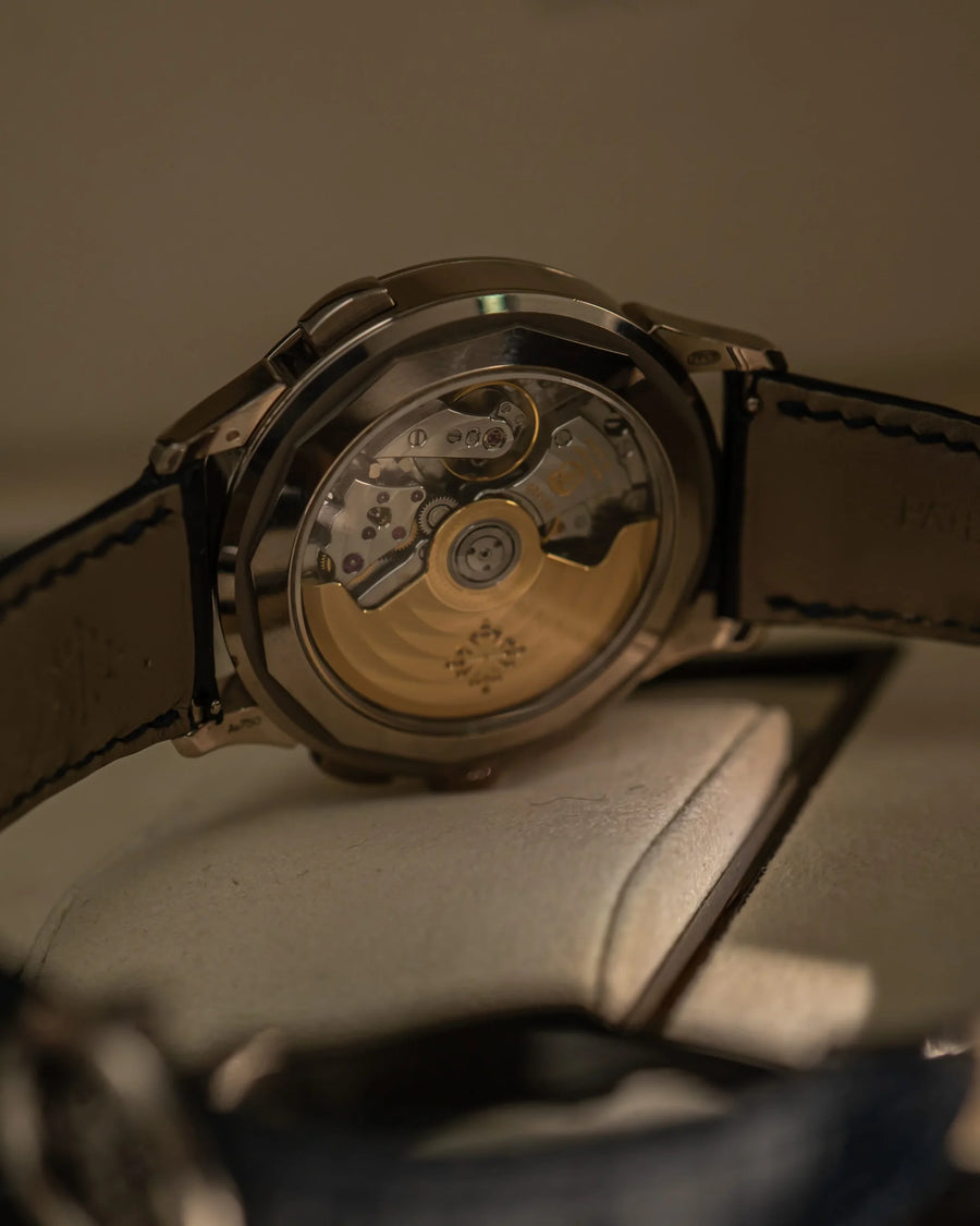 patek philippe 5930g world time kronograf urverk detalj