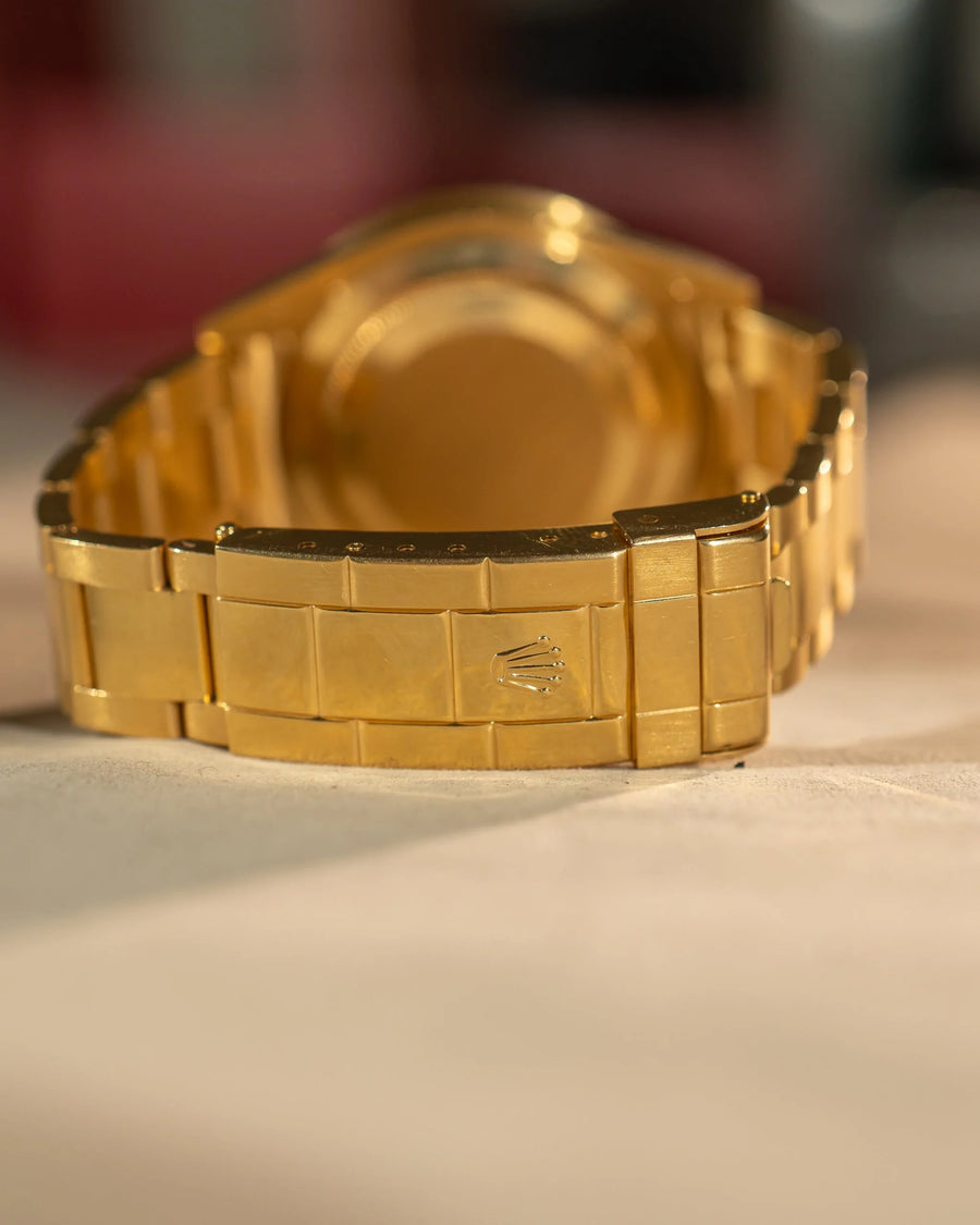alt="Rolex Submariner 16618 – blå tavla, helguld"