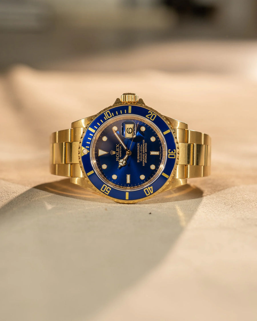 alt="Rolex Submariner 16618 – blå tavla, helguld"