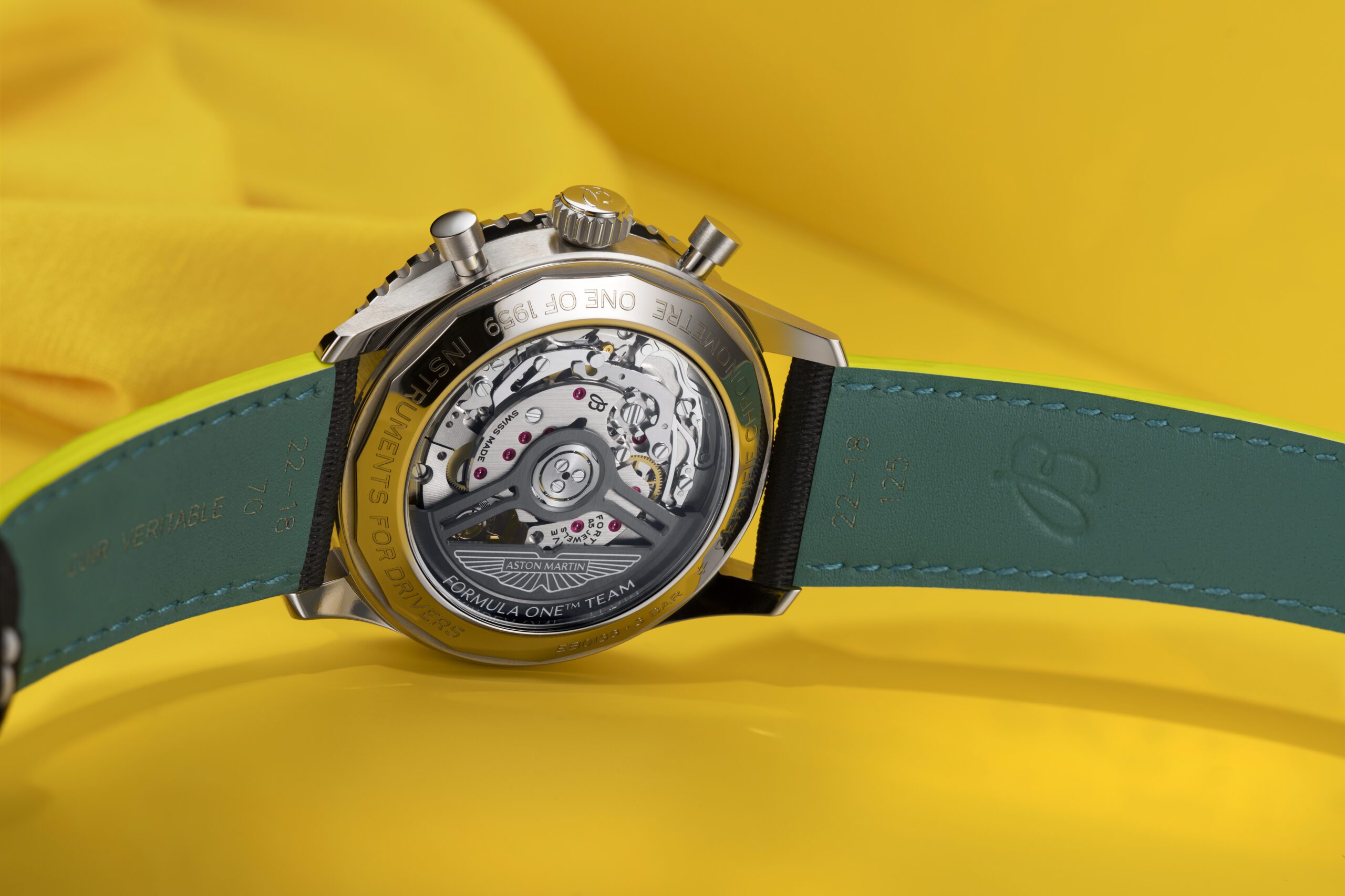 Det första fysiska resultatet av samarbetet är alltså en limiterad utgåva av Navitimer: B01 Chronograph 43 Aston Martin Aramco Formula One™ Team. Klockan är limiterad till 1959 exemplar – en hyllning till året då Aston Martin gjorde sin F1-debut. Designen är direkt inspirerad av F1-bilarna: Boetten är tillverkad i titan – för första gången i en Navitimer. Tavlan är i kolfiber, inspirerad av cockpitmaterial från racerbilar. Färgpaletten består av Aston Martin Racing Green med limefärgade accenter. Läderbandet har en struktur som påminner om säkerhetsselar från racing. Luminova-beläggning ger hög läsbarhet även i mörker. Under huven sitter Breitlings in-house kaliber 01, en kronometercertifierad rörelse med 70 timmars gångreserv. Baksidan är öppen med safirglas, och avslöjar en specialutvecklad rotor i PVD-belagd tungsten – självklart prydd med Aston Martins F1-logo. Gravyrer som “One of 1959” och “Instruments for Drivers” förstärker motorsportkänslan ytterligare.