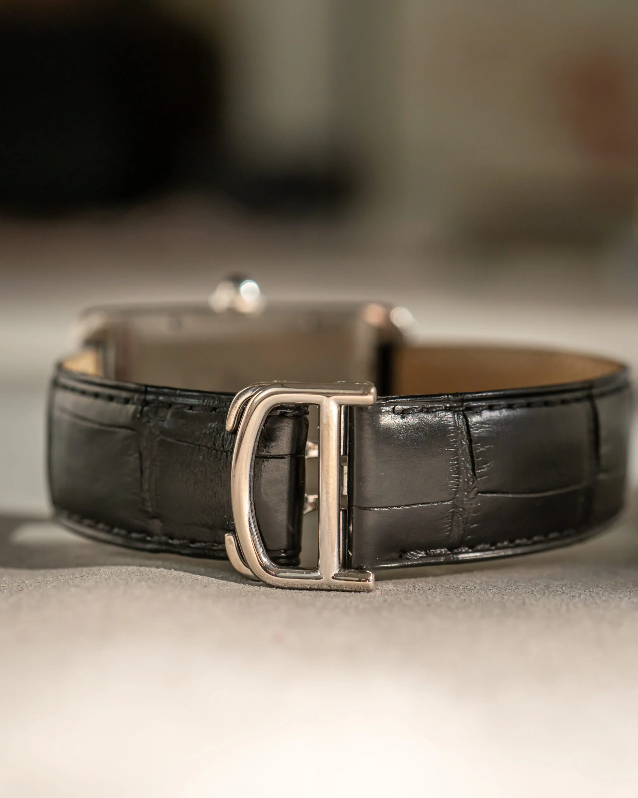 cartier tank americaine vitguld grå tavla läderband och spänne detalj