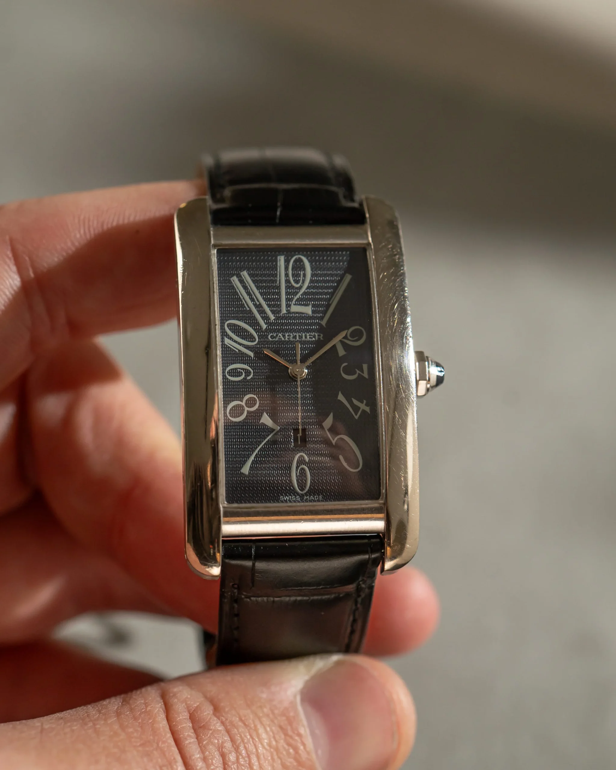 cartier tank americaine vitguld grå tavla urtavla detalj