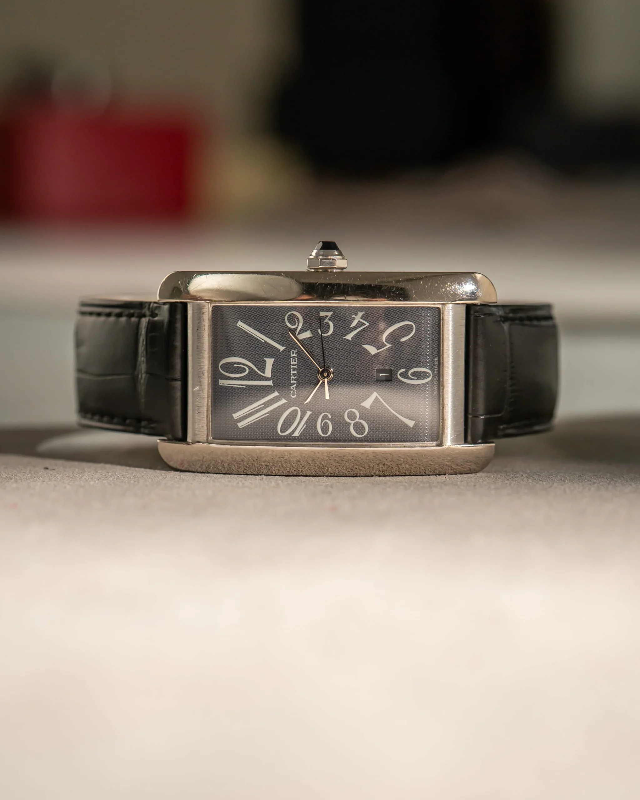 cartier tank americaine vitguld grå tavla
