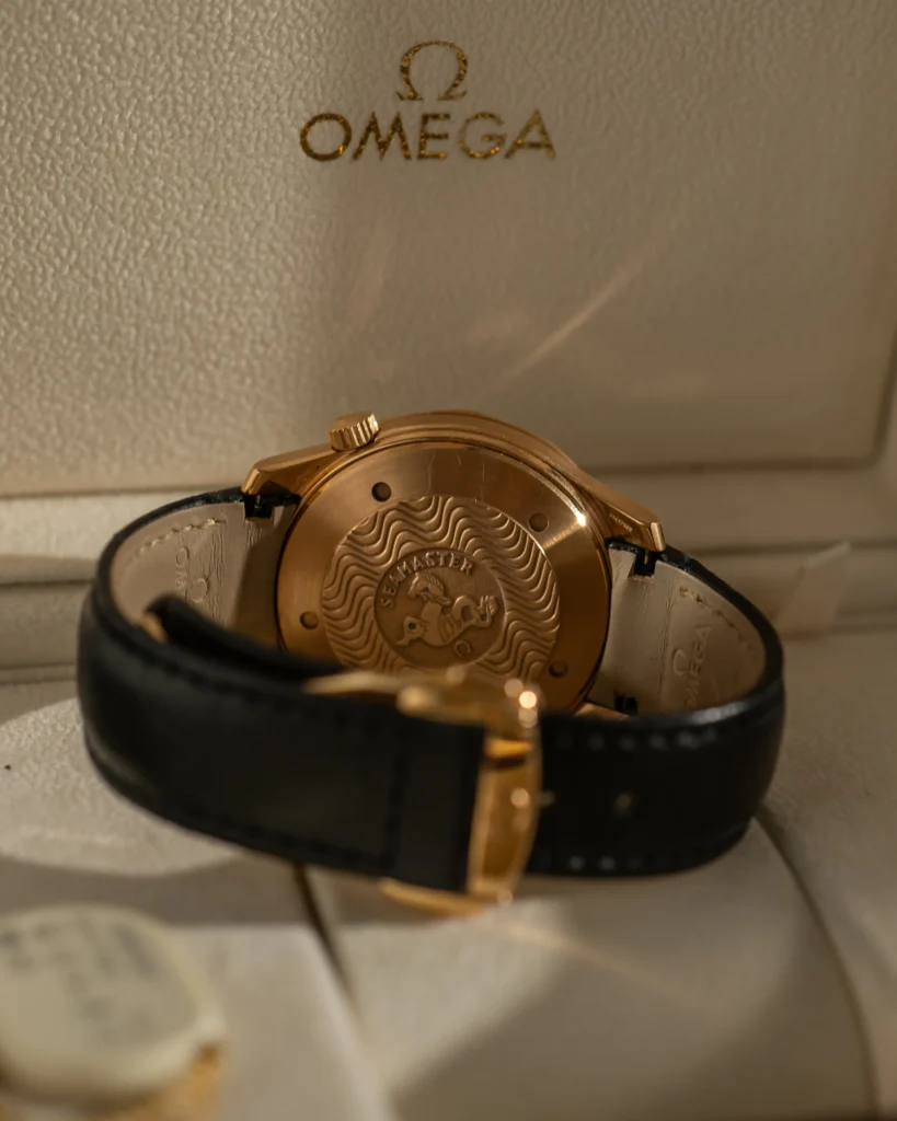 omega seamaster 300m 18k roséguld case back detail